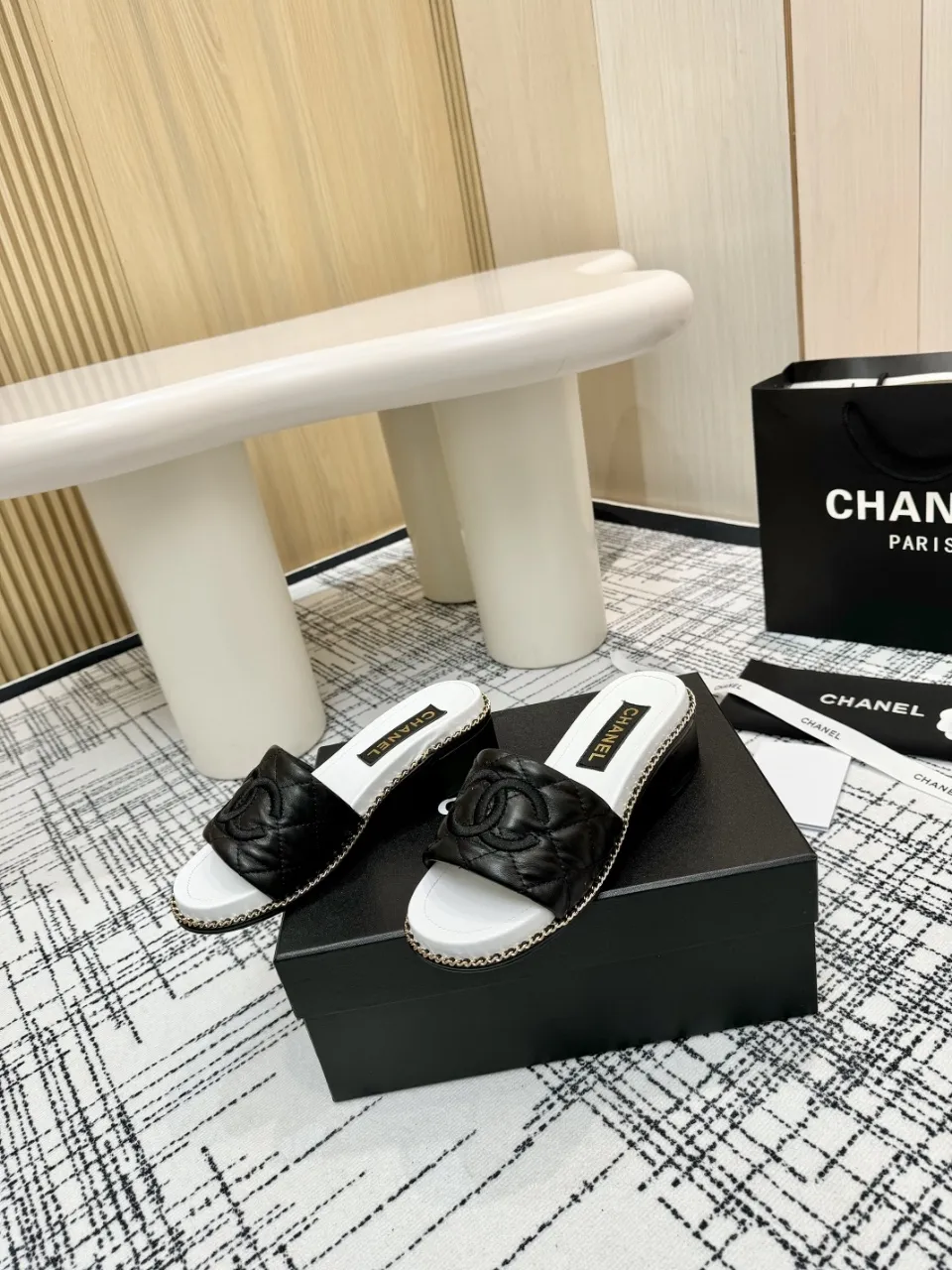 👟👟Ex-factory price 480👟👟 Top version Chanel Chanel - 2025 spring model, counter top double C sandals, this classic design; the extraordinary double C incorporates a variety of color elements... The diversified mix and match is very beautiful and versatile, very light on the foot, comfortable, super delicate and elegant, and can be used outdoors... ꫛꫀꪝ Go➫ Material: ❶Upper made of: Original imported sheepskin ❷Inner lining: Original sheepskin lining ❸Outsole based on: Original Italian genuine leather outsole Counter boutique packaging complete set for women 35–40 (customized for 41) 3 colors available (black, white, pink)